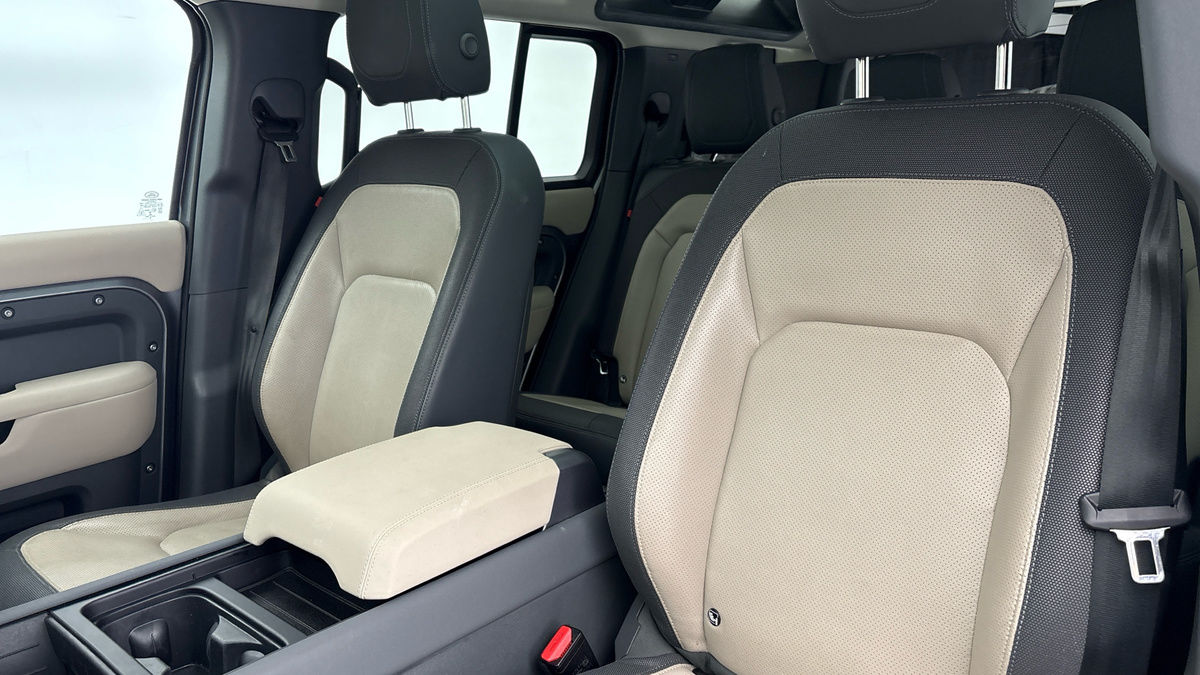 Land Rover Defender 110 Image 7