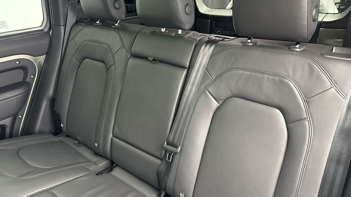 Land Rover Defender 110 Image 8