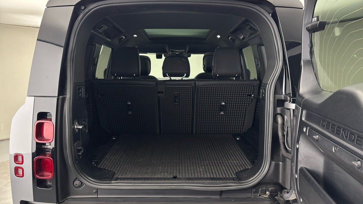 Land Rover Defender 110 Image 11