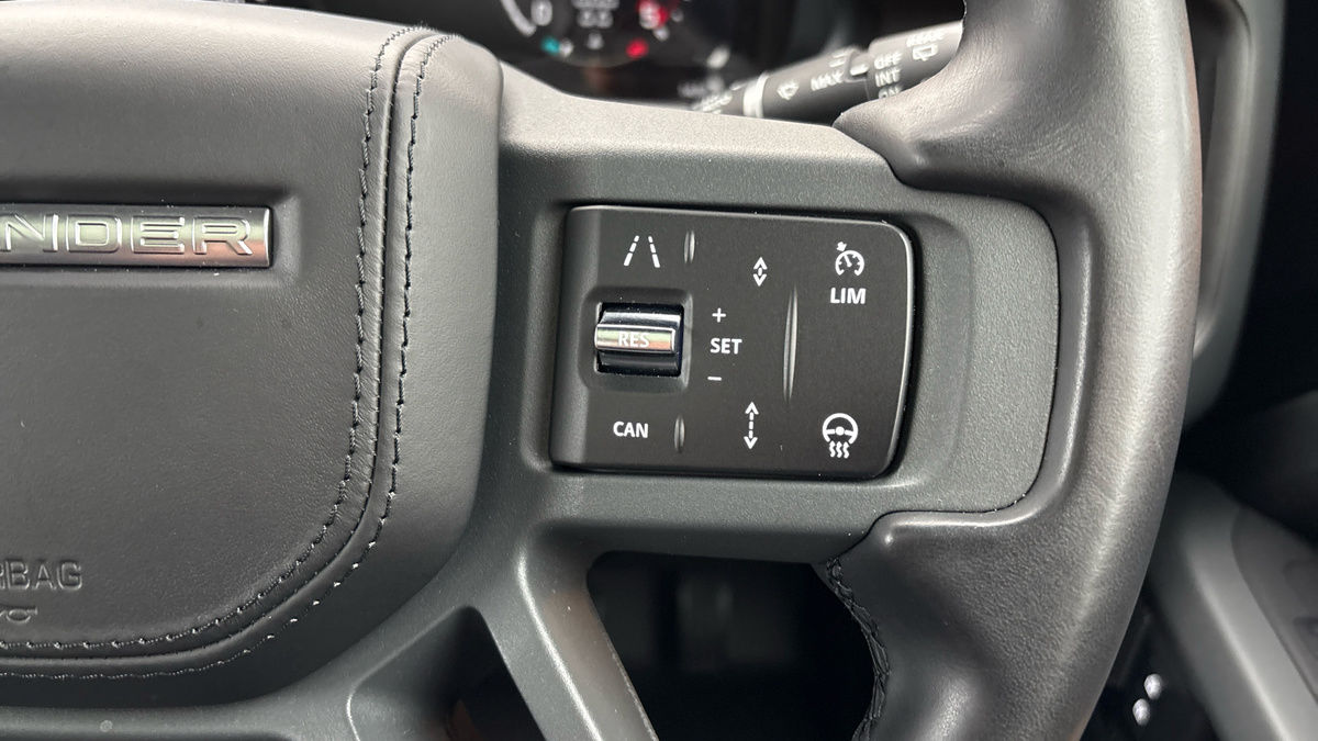 Land Rover Defender 110 Image 14