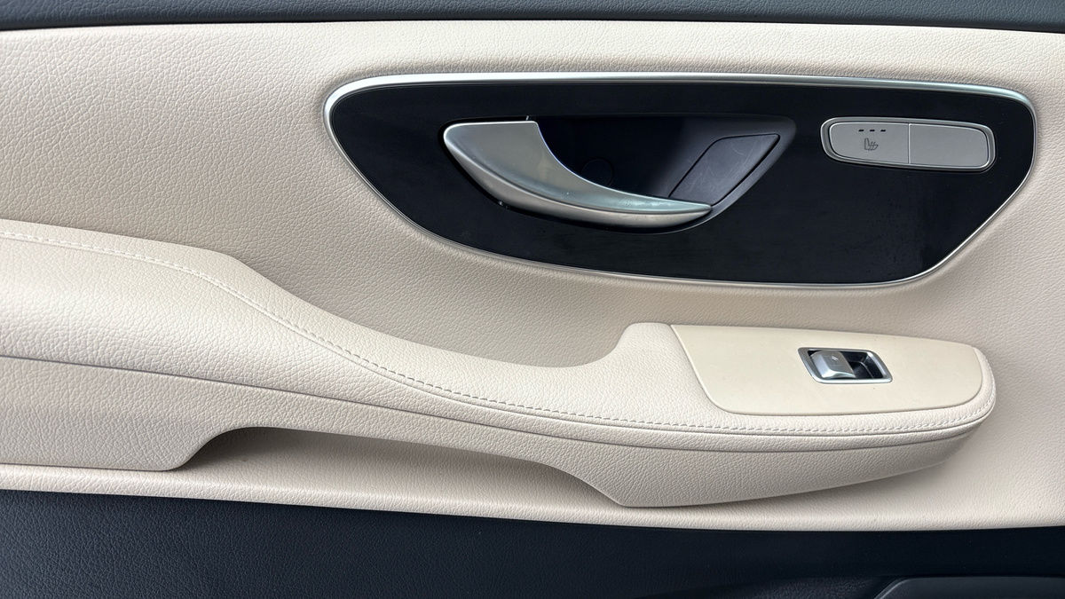 Mercedes-Benz V Class Image 19