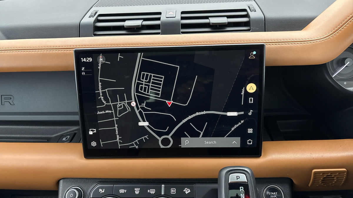 Land Rover Defender 110 Image 17