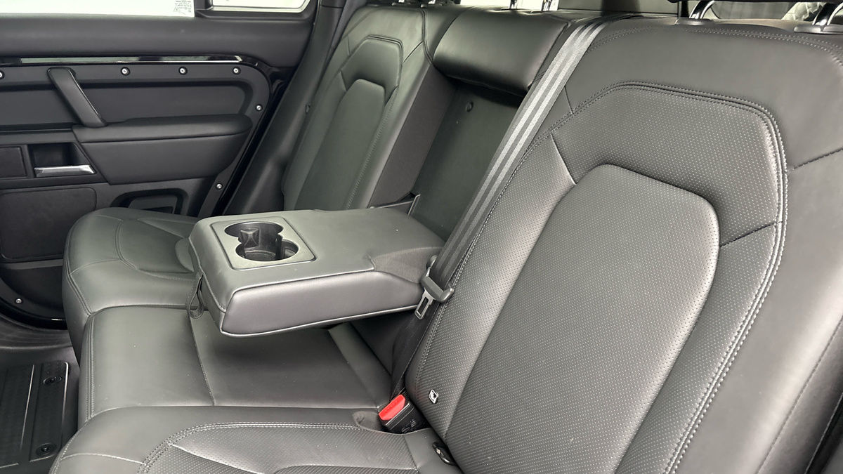 Land Rover Defender 110 Image 9