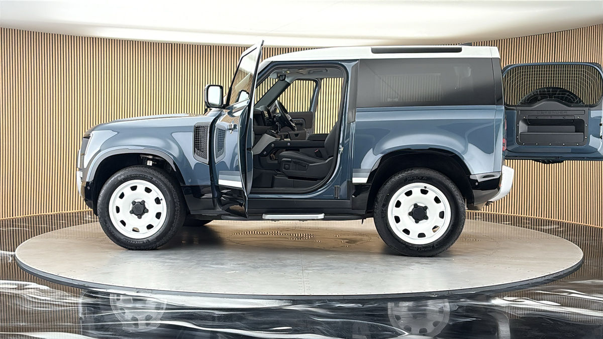 More views of Land Rover Defender 90