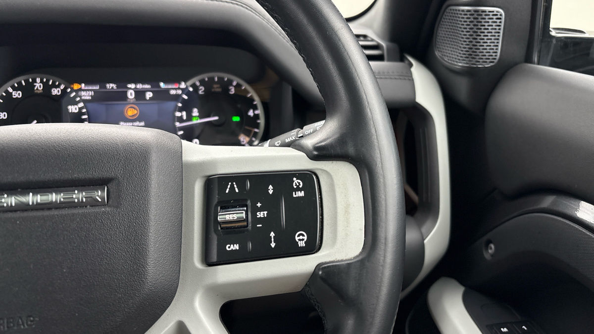 Land Rover Defender 110 Image 14