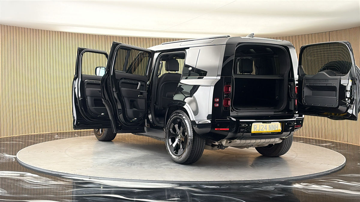 Land Rover Defender 110 Image 23