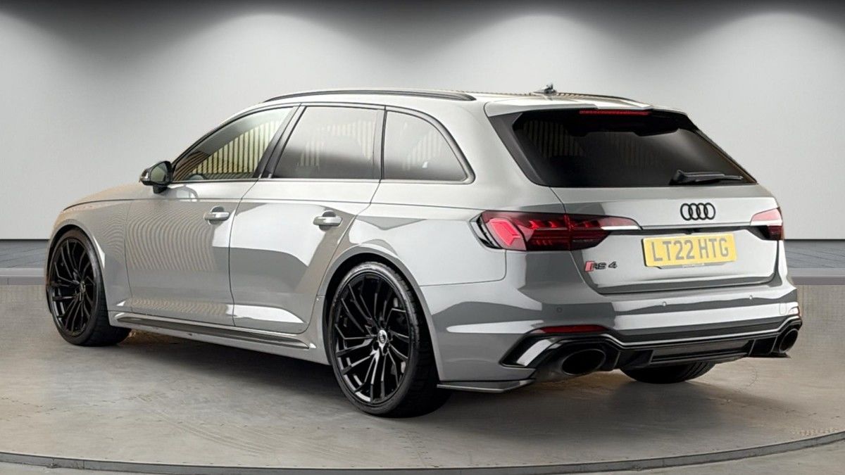 Audi RS4 Avant Image 2