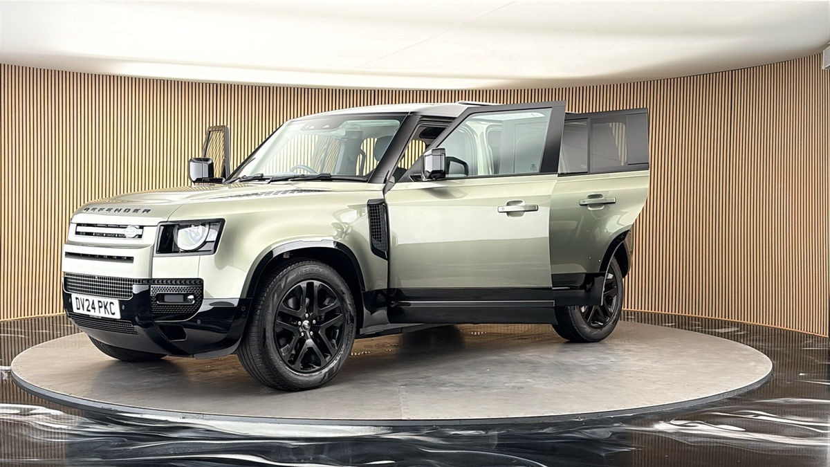 Land Rover Defender 110 Image 22