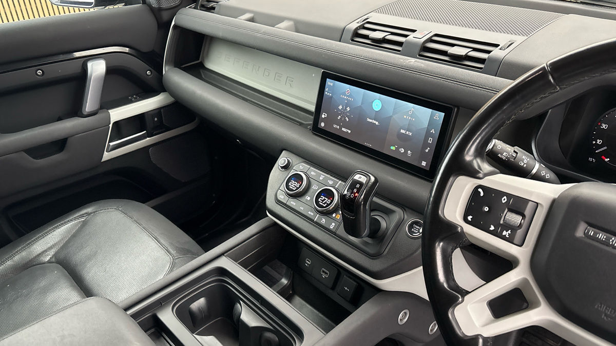 Land Rover Defender 110 Image 18