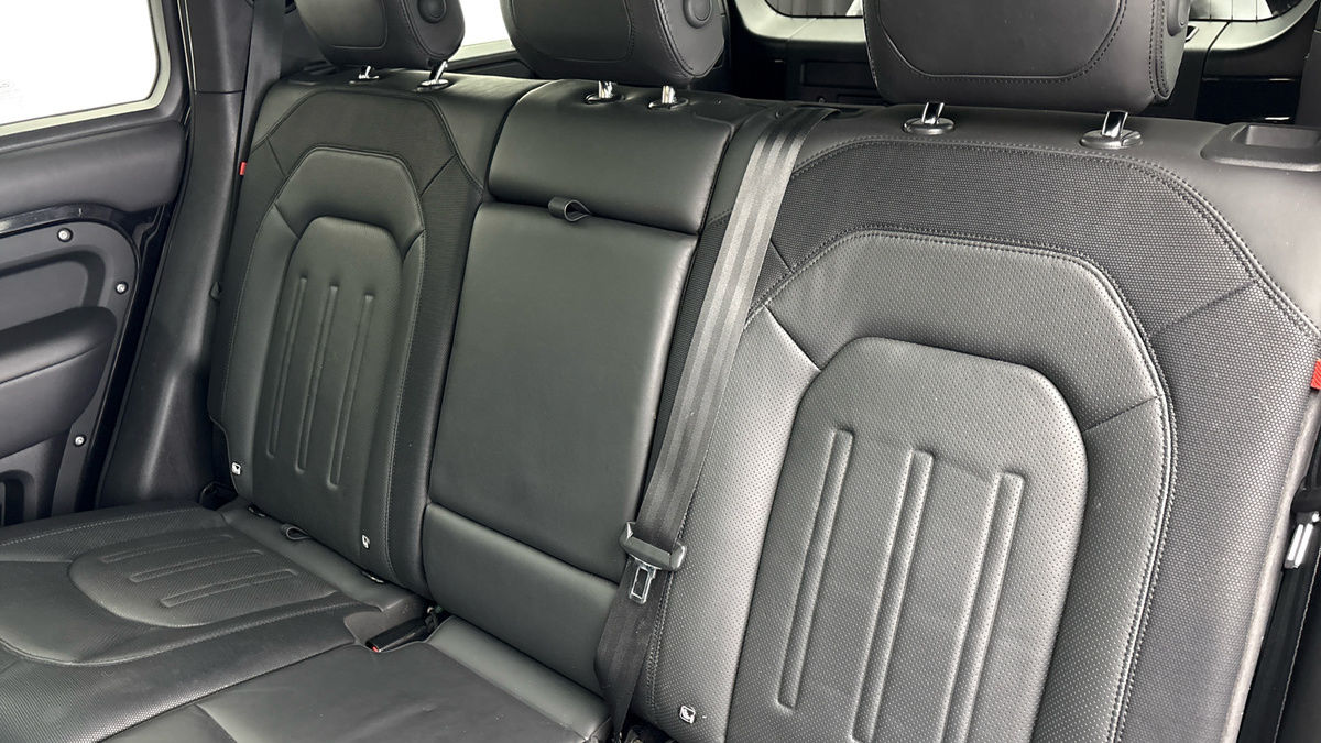 Land Rover Defender 110 Image 8