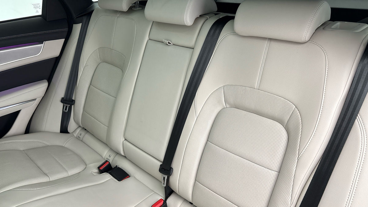 Jaguar F-PACE Image 8