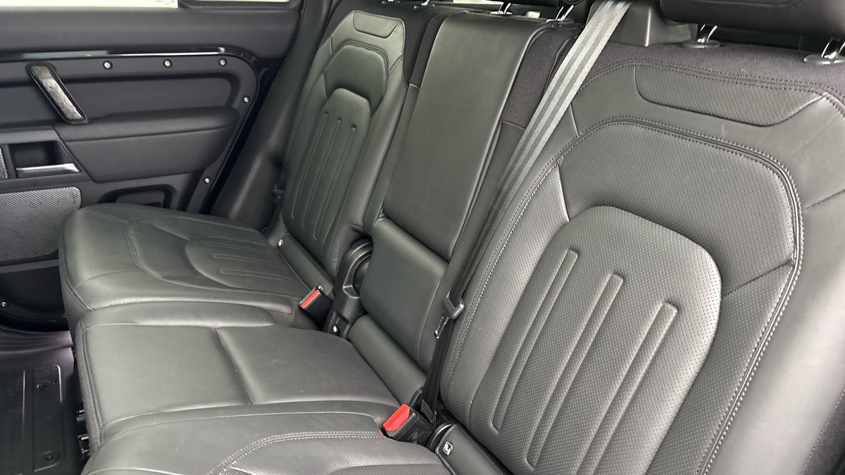 Land Rover Defender 110 Image 8