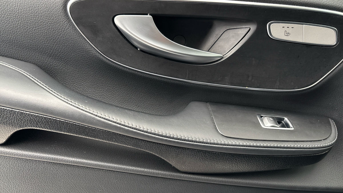 Mercedes-Benz V Class Image 19