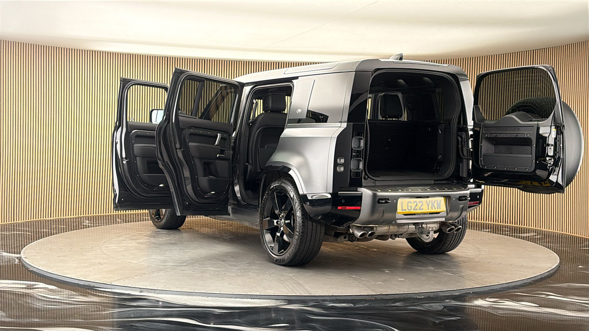 Land Rover Defender 110 Image 23