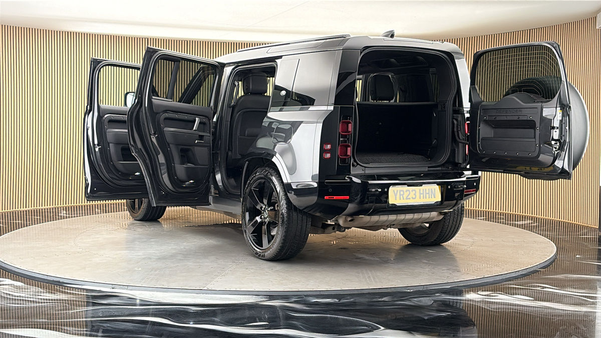 Land Rover Defender 110 Image 23