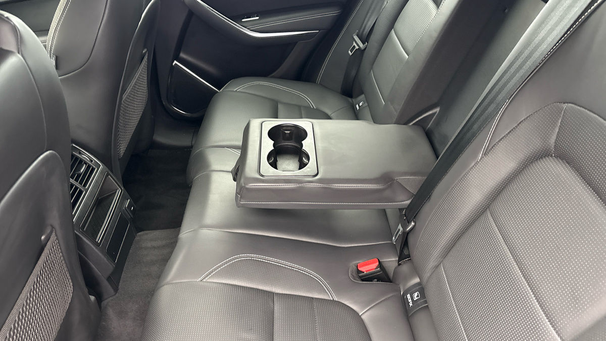 Jaguar F-PACE Image 9