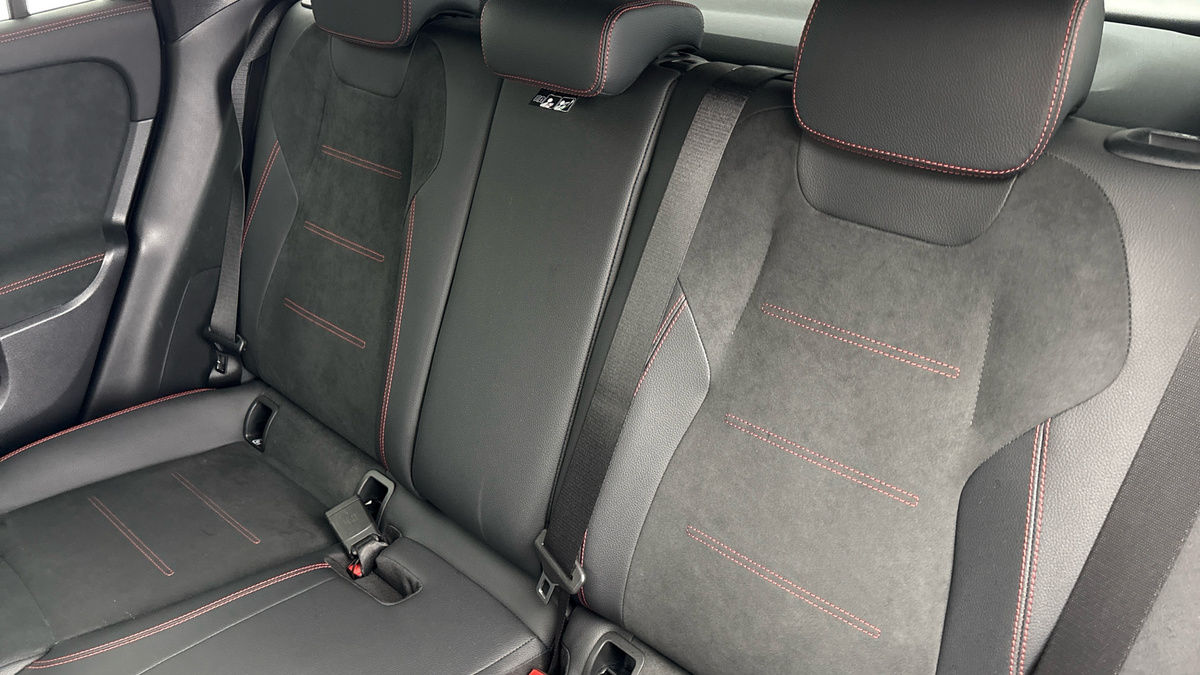 Mercedes-Benz GLA Image 8