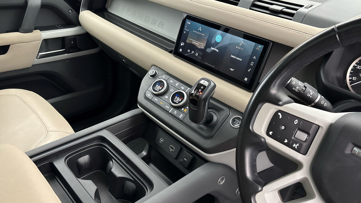 Land Rover Defender 110 Image 18