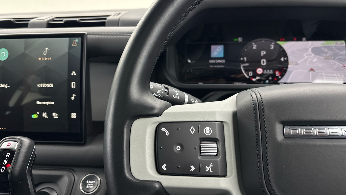 Land Rover Defender 110 Image 13