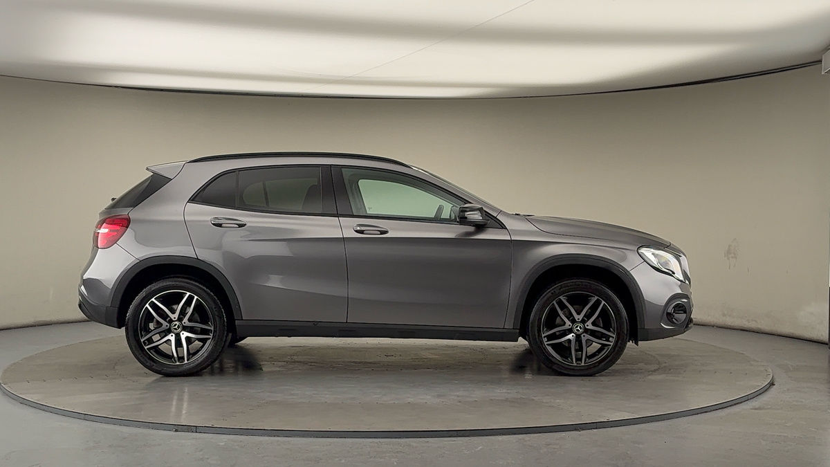 Mercedes-Benz GLA Image 16