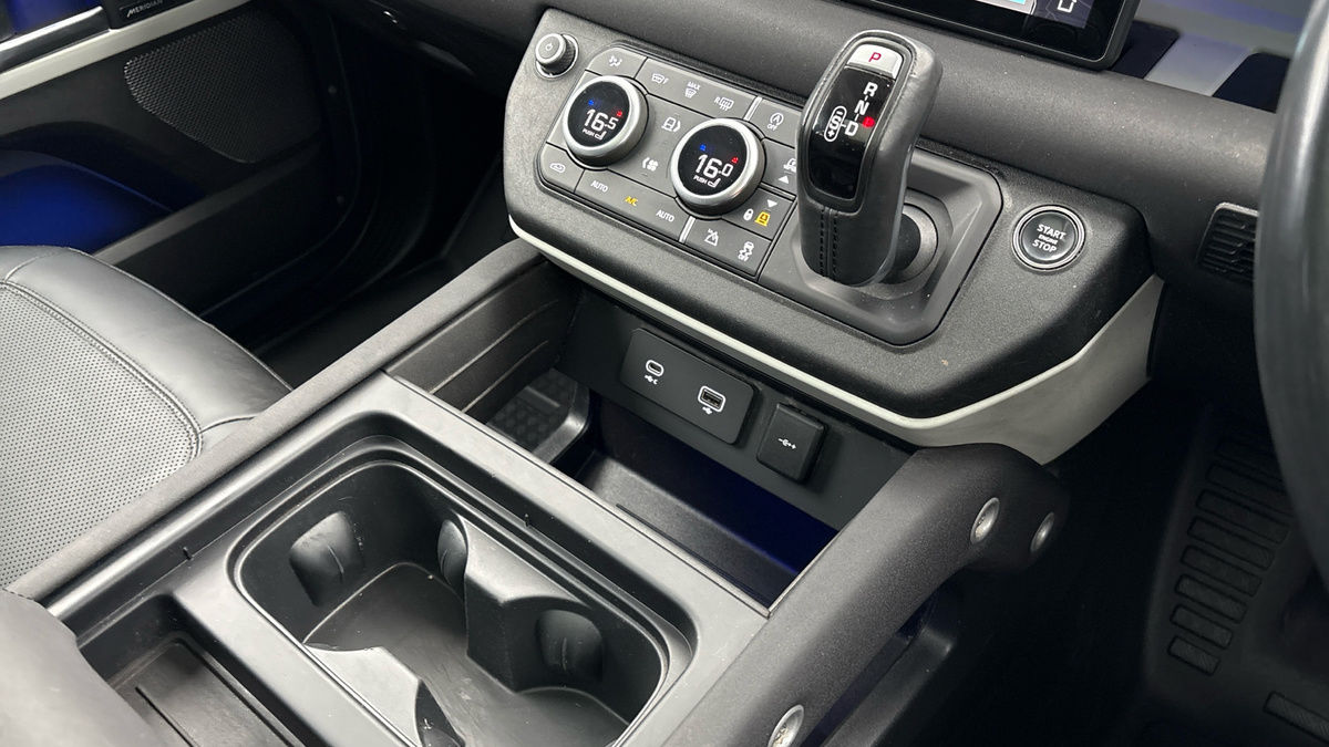 Land Rover Defender 110 Image 18