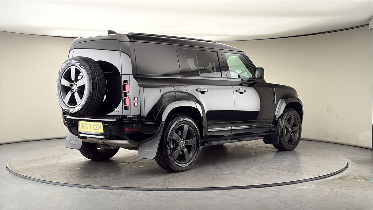 Land Rover Defender 110 Image 21