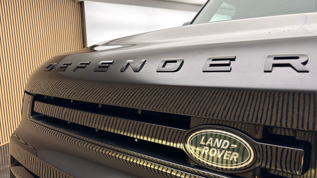 Land Rover Defender 110 Image 24