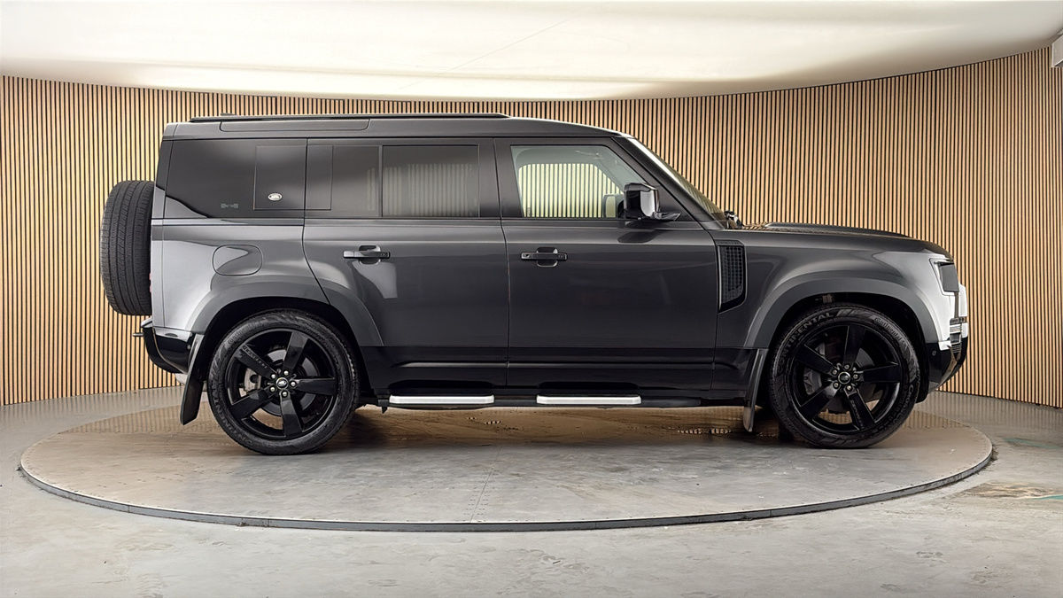 Land Rover Defender 110 Image 16