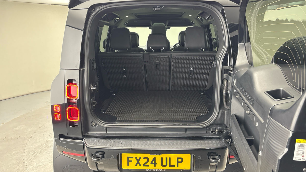 Land Rover Defender 110 Image 11