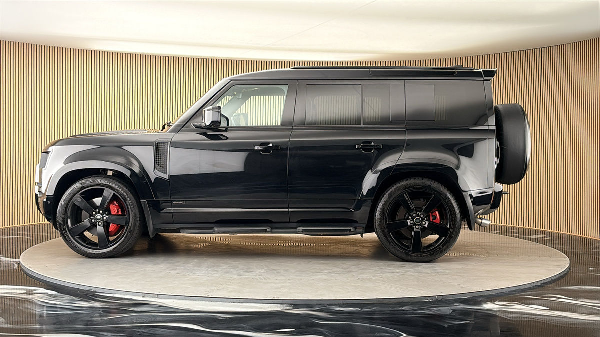 Land Rover Defender 110 Image 15