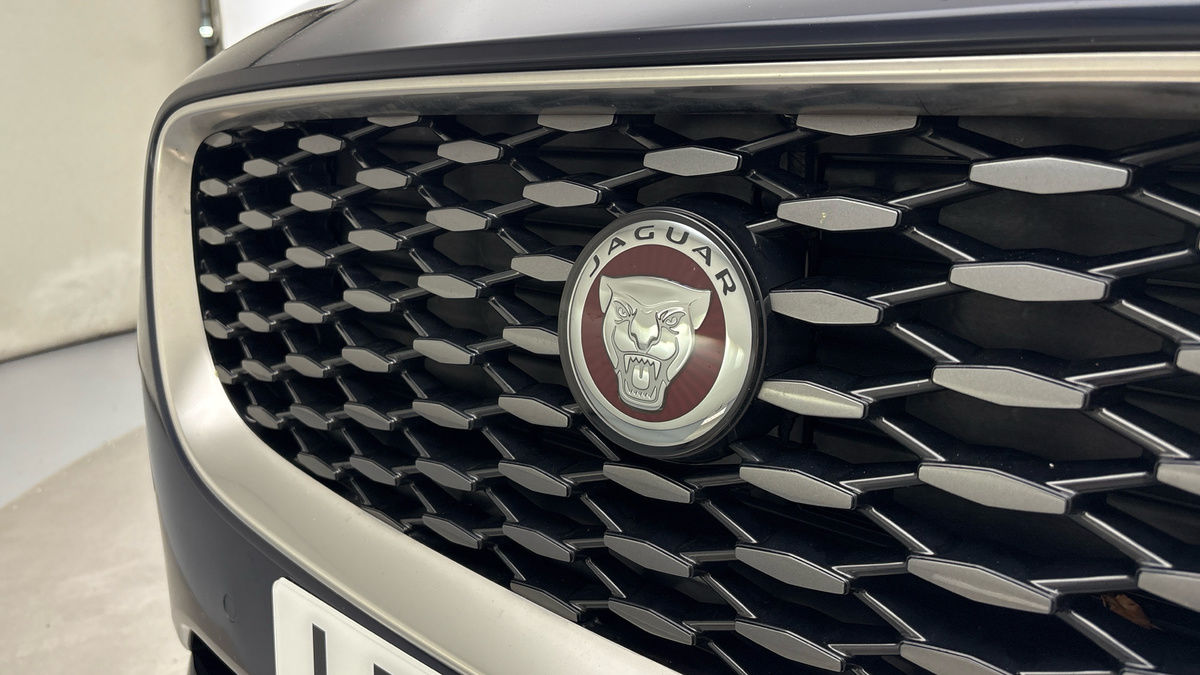 Jaguar E-PACE Image 24