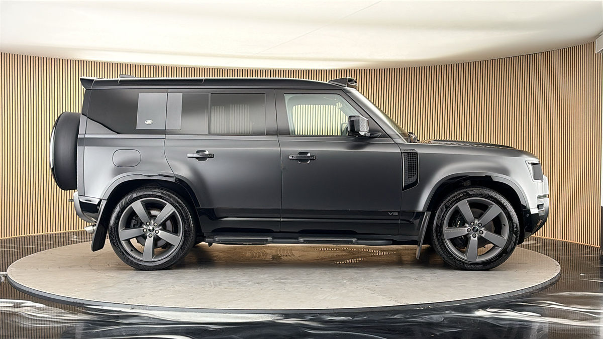 Land Rover Defender 110 Image 16