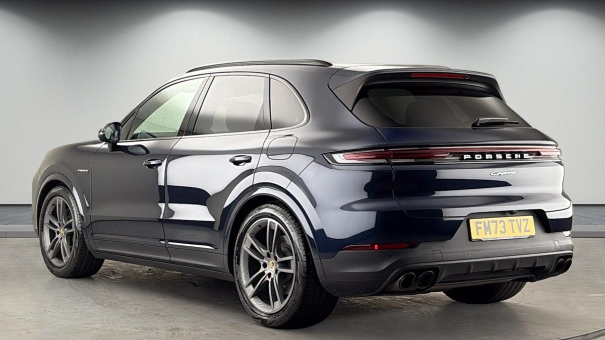 Porsche Cayenne Image 2