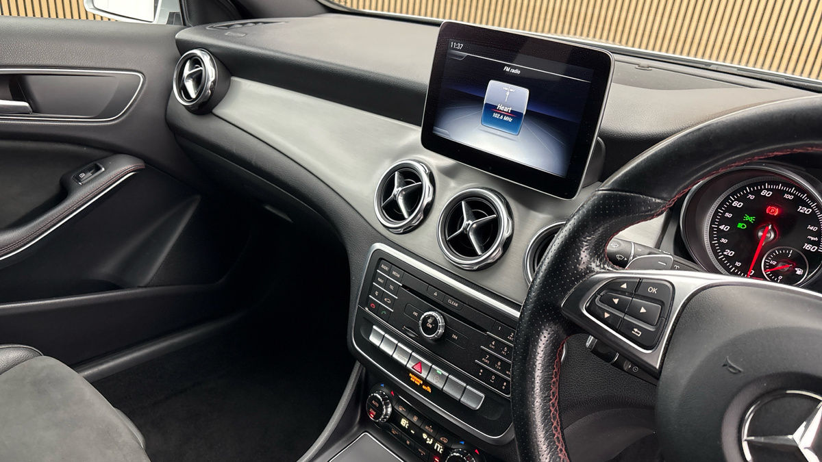 Mercedes-Benz GLA Image 18