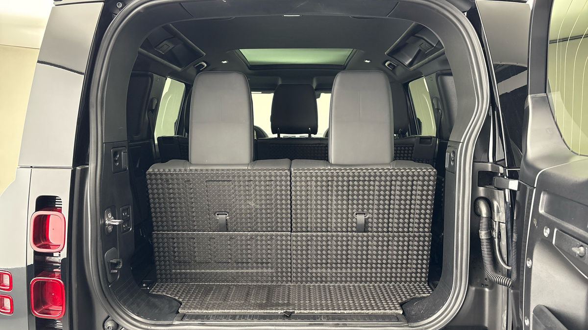 Land Rover Defender 110 Image 11