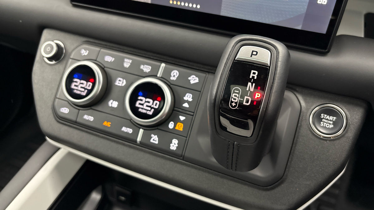 Land Rover Defender 110 Image 26