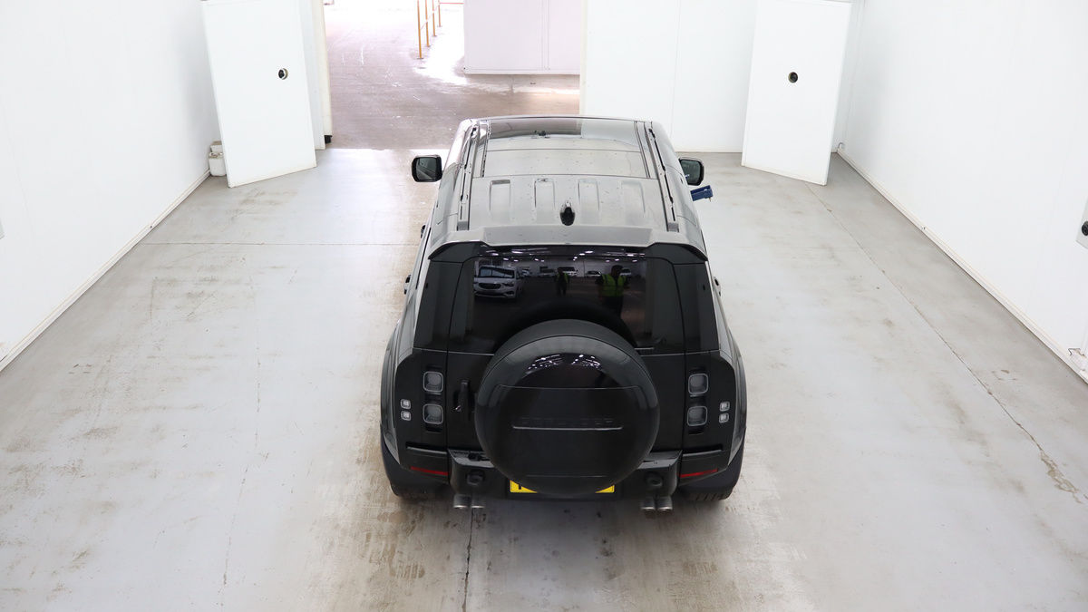 Land Rover Defender 110 Image 8
