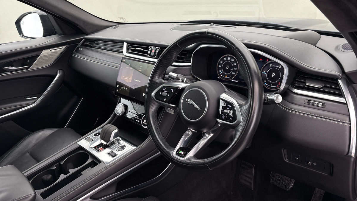 Jaguar F-PACE Image 5