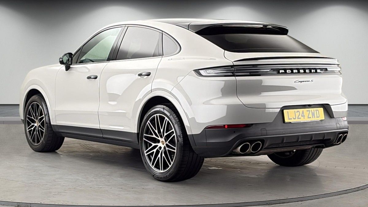 Porsche Cayenne Image 2