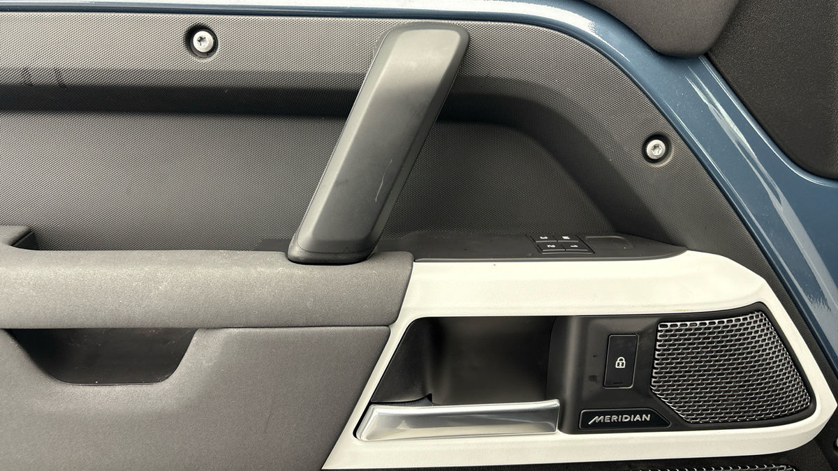 Land Rover Defender 110 Image 19