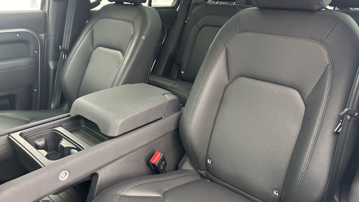 Land Rover Defender 110 Image 7