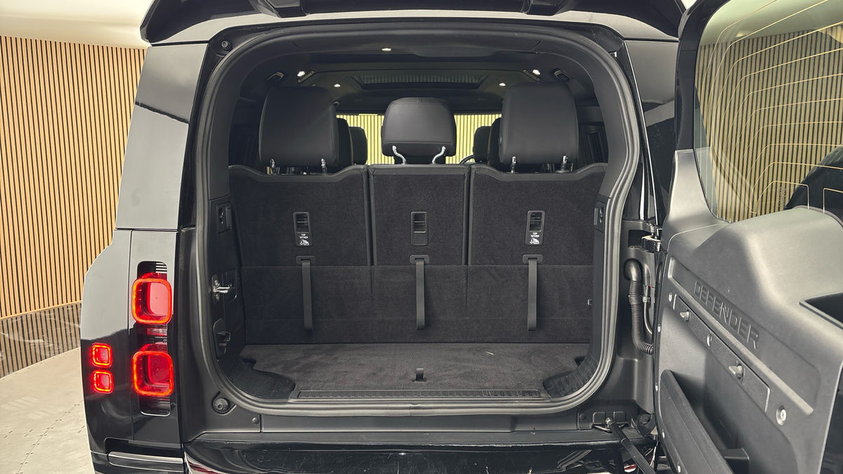 Land Rover Defender 130 Image 11