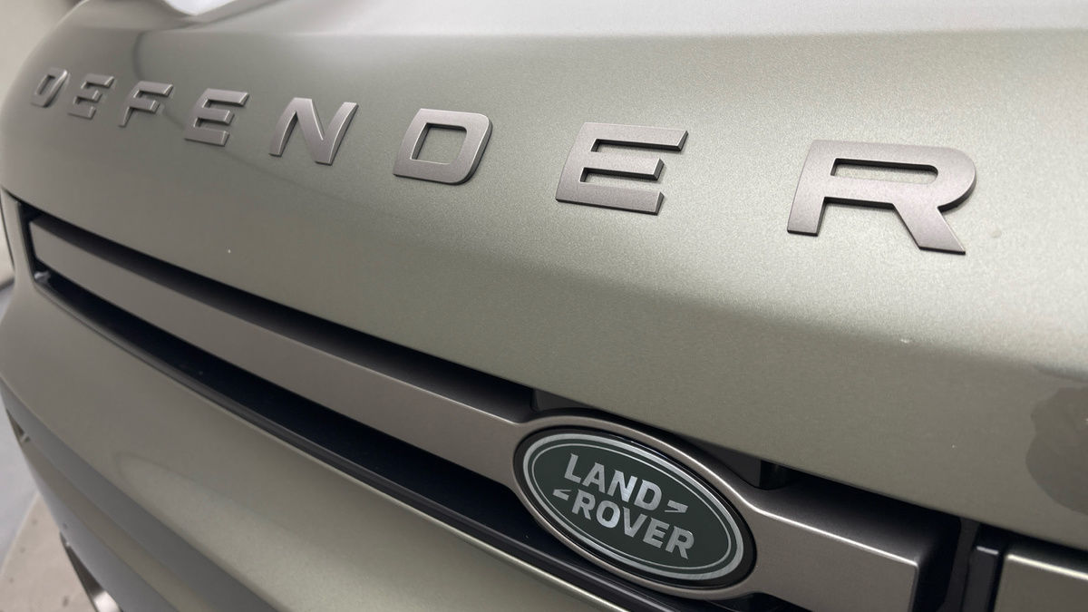 Land Rover Defender 90 Image 24