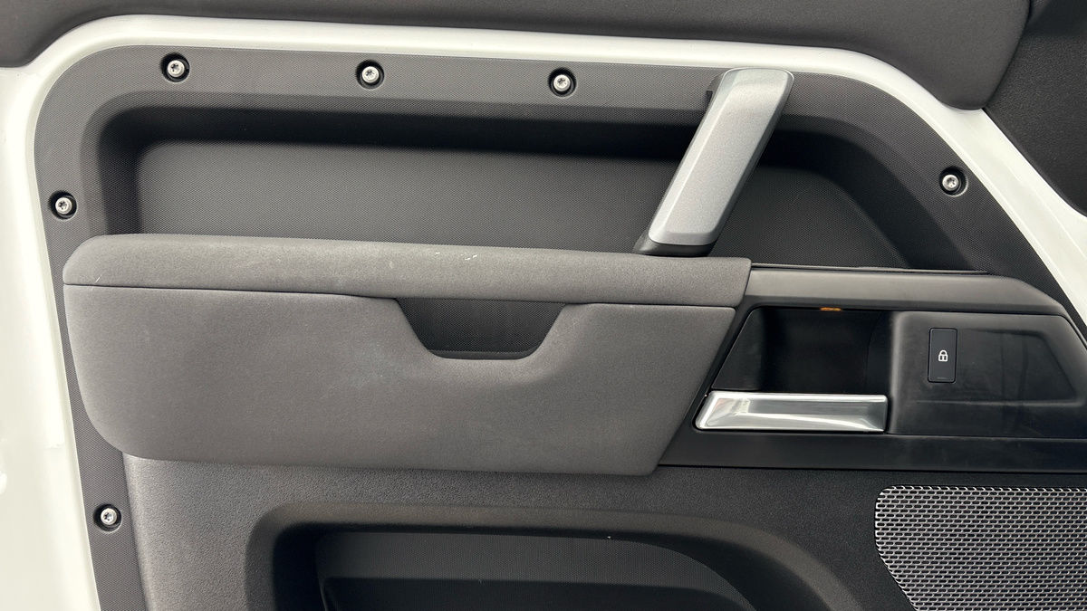 Land Rover Defender 110 Image 19