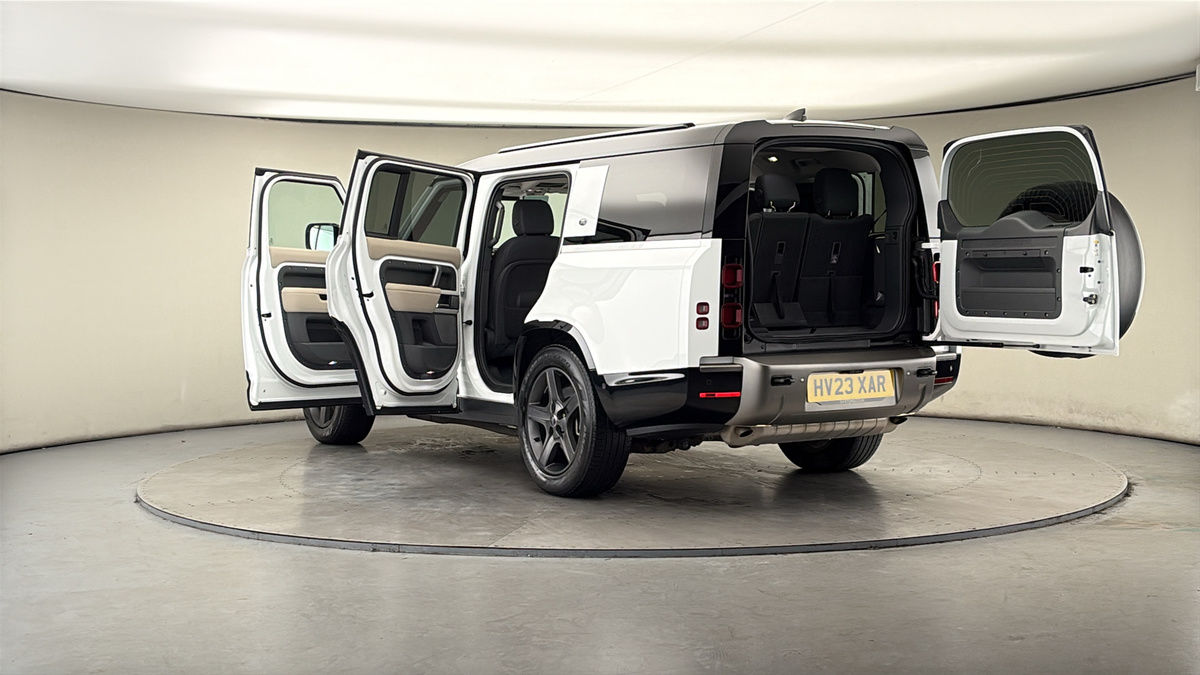 Land Rover Defender 130 Image 23