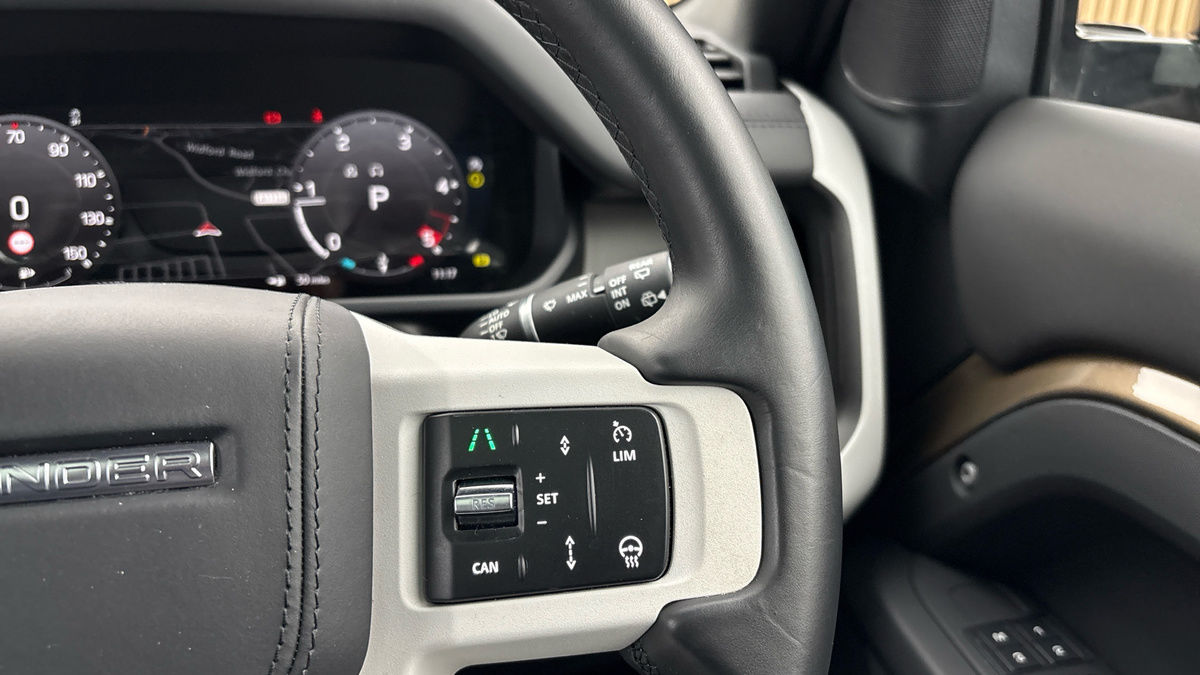 Land Rover Defender 110 Image 14