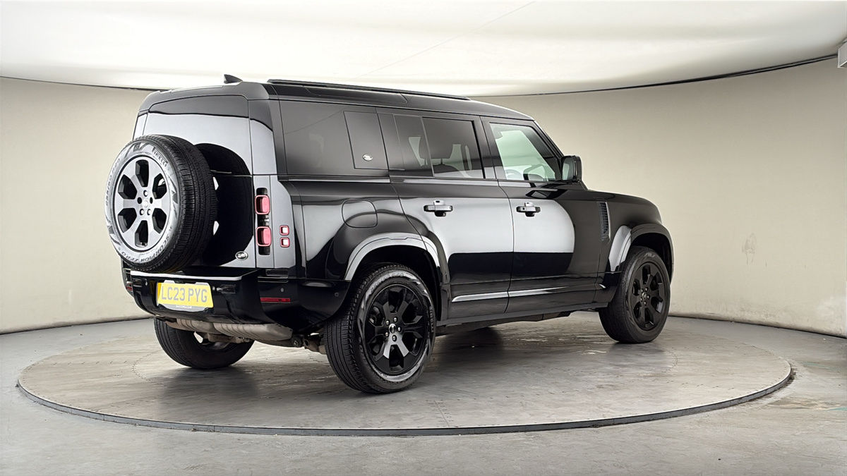 Land Rover Defender 110 Image 21