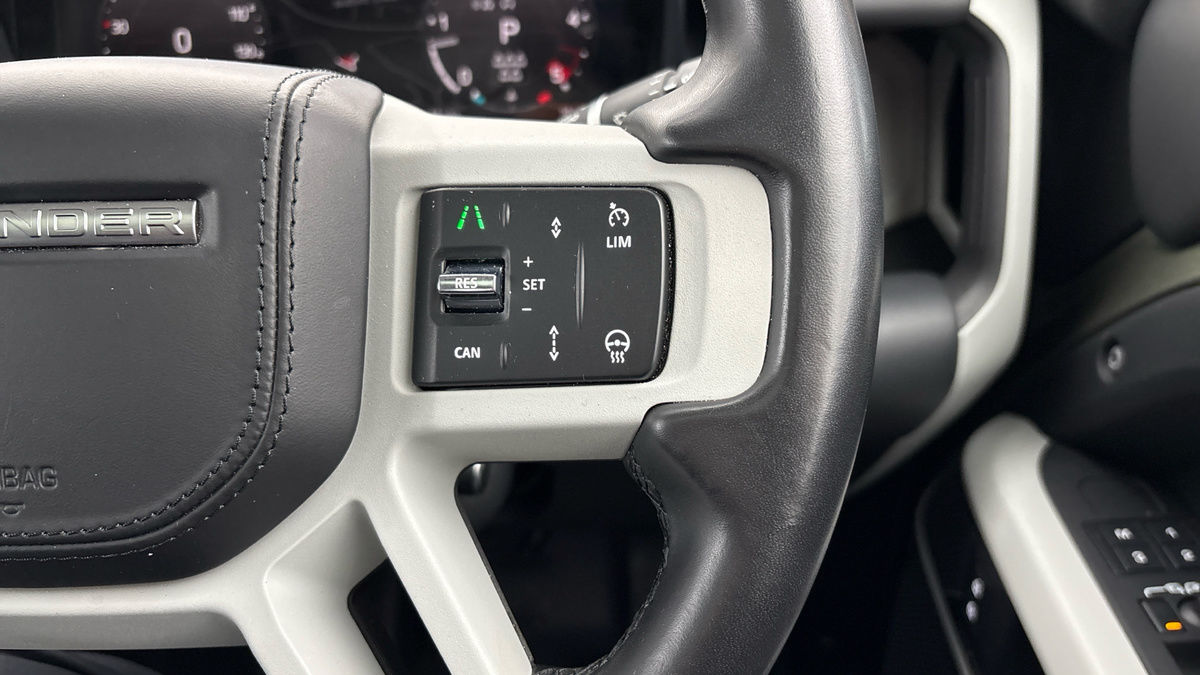 Land Rover Defender 110 Image 14