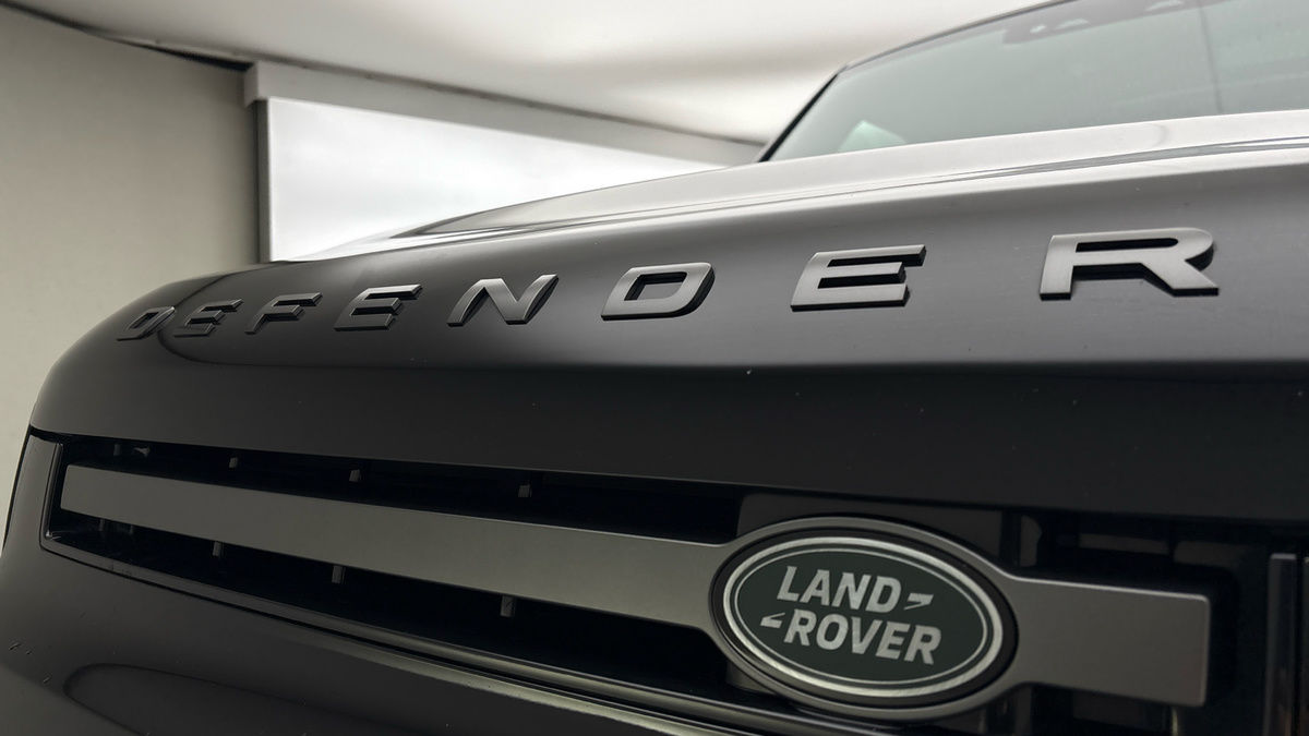 Land Rover Defender 110 Image 24