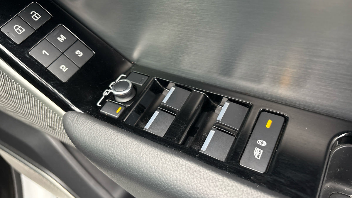 Land Rover Range Rover Velar Image 25